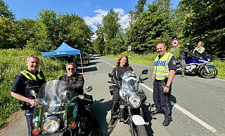 Zahlreiche Gespräche haben die Paderborner Polizeibeamten mit Motorradfahrern am Rehberg geführt. Hier sind die Beamten Andreas Drost (l.) und Rainer Hoberg im Dialog mit Theo van Gasteren und seiner Hövelhofer Partnerin Michaela Brunnert. Im HIntergrund erklärt auch Raphaela Baurichter einem Biker die neue Lage. - Jens Reddeker Zahlreiche Gespräche haben die Paderborner Polizeibeamten mit Motorradfahrern am Rehberg geführt. Hier sind die Beamten Andreas Drost (l.) und Rainer Hoberg im Dialog mit Theo van Gasteren und seiner Hövelhofer Partnerin Michaela Brunnert. Im HIntergrund erklärt auch Raphaela Baurichter einem Biker die neue Lage. - Jens Reddeker