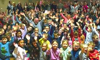 Inmitten von Schülerinnen und Schülern der Grundschule Enger-Westerenger sitzen Rüdiger Brameyer und neben ihm Angelika Riese. Beide wurden jetzt in den Ruhestand verabschiedet. Und die Feier dazu rührte die Neurentner sehr. - Andreas Sundermeier Inmitten von Schülerinnen und Schülern der Grundschule Enger-Westerenger sitzen Rüdiger Brameyer und neben ihm Angelika Riese. Beide wurden jetzt in den Ruhestand verabschiedet. Und die Feier dazu rührte die Neurentner sehr. - Andreas Sundermeier