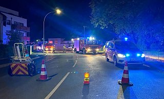Die Bahnhofstraße in Warburg wurde von der Feuerwehr für den Einsatz gesperrt. - FFW Warburg Die Bahnhofstraße in Warburg wurde von der Feuerwehr für den Einsatz gesperrt. - FFW Warburg