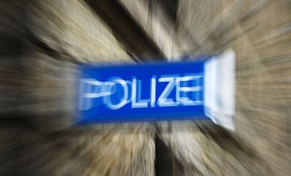 Speziell ausgebildete Motorradpolizisten verfolgen Verkehrsverstöße wie Geschwindigkeits- und Abstandsverstöße oder gefährliche Überholvorgänge. - dpa Speziell ausgebildete Motorradpolizisten verfolgen Verkehrsverstöße wie Geschwindigkeits- und Abstandsverstöße oder gefährliche Überholvorgänge. - dpa