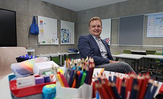 Dieter Hinzmann im neuen Klassenzimmer der I-Männchen, die hier am Montag einziehen sollen. - Jörg Stuke Dieter Hinzmann im neuen Klassenzimmer der I-Männchen, die hier am Montag einziehen sollen. - Jörg Stuke