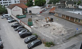 Neben dem Schüttflix-Parkplatz (l.) stehen ein Hagedorn-Bagger und zwei Mulden. Die Firma führt einen Auftrag aus. - Ludger Osterkamp Neben dem Schüttflix-Parkplatz (l.) stehen ein Hagedorn-Bagger und zwei Mulden. Die Firma führt einen Auftrag aus. - Ludger Osterkamp