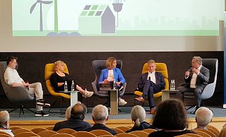 Fabian Stoffel (v.l.), Greta Heineking, Moderatorin Julia Ures, Jürgen Noch und Tim Kähler diskutieren über die Energiewende. - Vahit Uyar Fabian Stoffel (v.l.), Greta Heineking, Moderatorin Julia Ures, Jürgen Noch und Tim Kähler diskutieren über die Energiewende. - Vahit Uyar