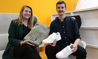 Sneaker Wash ist ein hundertprozentiges Miele-Start-up, tritt aber eigenständig am Markt auf. Zum Team gehören sowohl Mitarbeiter, die weiterhin bei Miele arbeiten (wie Franziska Buth) und Mitarbeiter von der Pioneering GmbH (wie Tobias Meyer). - Sneaker Wash Sneaker Wash ist ein hundertprozentiges Miele-Start-up, tritt aber eigenständig am Markt auf. Zum Team gehören sowohl Mitarbeiter, die weiterhin bei Miele arbeiten (wie Franziska Buth) und Mitarbeiter von der Pioneering GmbH (wie Tobias Meyer). - Sneaker Wash