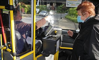 Karola Klaus löst bei Joachim Snethlage ihre Fahrkarte. Sie war der erste Fahrgast im Bürgerbus nach der Corona-Pause. - Klaus Frensing (Archiv) Karola Klaus löst bei Joachim Snethlage ihre Fahrkarte. Sie war der erste Fahrgast im Bürgerbus nach der Corona-Pause. - Klaus Frensing (Archiv)