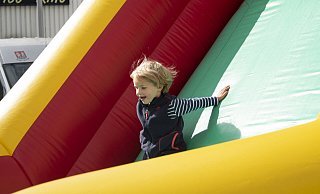 Frieda Klapper rutscht die Rutsche vom Spielmobil runter - Joel Beinke Frieda Klapper rutscht die Rutsche vom Spielmobil runter - Joel Beinke