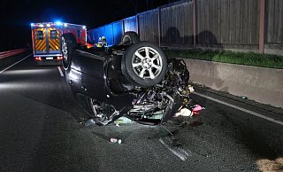Das Vorderrad mit Teilen der Achse wurde durch den Aufprall herausgerissen. - Feuerwehr Paderborn Das Vorderrad mit Teilen der Achse wurde durch den Aufprall herausgerissen. - Feuerwehr Paderborn