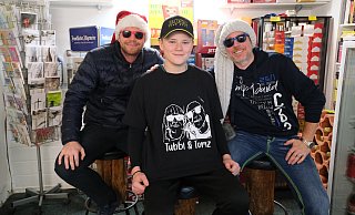 Senden sonntags aus der Lottoannahmestelle: Tobias Rosemeier (v. l.), Mads und Thomas Neumann. - Nicole Bliesener Senden sonntags aus der Lottoannahmestelle: Tobias Rosemeier (v. l.), Mads und Thomas Neumann. - Nicole Bliesener