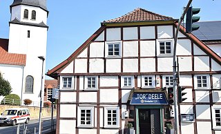 Das Fachwerkgebäude an der Hauptstraße existiert bereits seit dem Jahr 1794. Neben der Tor-Deele gibt es rechts daneben auch "Peters Dom-Eck". - Karin Prignitz Das Fachwerkgebäude an der Hauptstraße existiert bereits seit dem Jahr 1794. Neben der Tor-Deele gibt es rechts daneben auch "Peters Dom-Eck". - Karin Prignitz