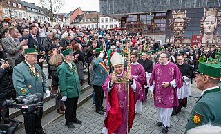 Große Anteilnahme: Der neue Erzbischof Udo Markus Bentz geht nach dem Gottesdienst durch ein Spalier Tausender Menschen. - Niklas Tüns Große Anteilnahme: Der neue Erzbischof Udo Markus Bentz geht nach dem Gottesdienst durch ein Spalier Tausender Menschen. - Niklas Tüns