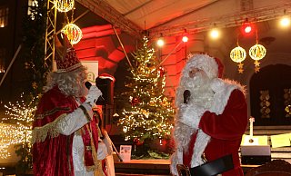 Das hat es in Herford noch nicht gegeben: Auf dem Rathausplatz treffen Nikolaus und Weihnachtsmann aufeinander und haben kleine Geschenke für die Kinder dabei. Der Andrang ist riesig. - Claus Frickemeier Das hat es in Herford noch nicht gegeben: Auf dem Rathausplatz treffen Nikolaus und Weihnachtsmann aufeinander und haben kleine Geschenke für die Kinder dabei. Der Andrang ist riesig. - Claus Frickemeier