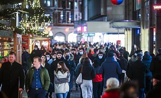 Im vergangenen Jahr herrschte am Black Friday trotz der Maskenpflicht Andrang in der City. Auch in diesem Jahr rechnen die Einzelhändler in Bielefeld mit vielen kauffreudigen Kunden. - Sarah Jonek Fotografie Im vergangenen Jahr herrschte am Black Friday trotz der Maskenpflicht Andrang in der City. Auch in diesem Jahr rechnen die Einzelhändler in Bielefeld mit vielen kauffreudigen Kunden. - Sarah Jonek Fotografie