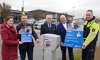 Foto (v. l.): Jennifer Plöger (Marketing Flughafen Paderborn/Lippstadt), Kriminalhauptkommissar Peter Gall, Polizeihauptkommissar Friedrich Paul, Roland Hüser (Geschäftsführer Flughafen Paderborn/Lippstadt) und Polizeioberkommissar Markus Wolff. - Kreispolizeibehörde Paderborn Foto (v. l.): Jennifer Plöger (Marketing Flughafen Paderborn/Lippstadt), Kriminalhauptkommissar Peter Gall, Polizeihauptkommissar Friedrich Paul, Roland Hüser (Geschäftsführer Flughafen Paderborn/Lippstadt) und Polizeioberkommissar Markus Wolff. - Kreispolizeibehörde Paderborn