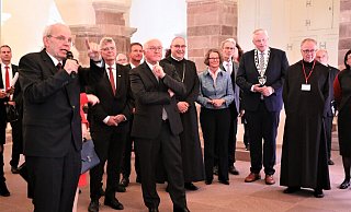 Im Herzen des Welterbes, im Johanneschor des Westwerks, ließ sich Frank-Walter Steinmeier von Christoph Stiegemann (l.) die neue Technik erläutern. - Simone Flörke Im Herzen des Welterbes, im Johanneschor des Westwerks, ließ sich Frank-Walter Steinmeier von Christoph Stiegemann (l.) die neue Technik erläutern. - Simone Flörke
