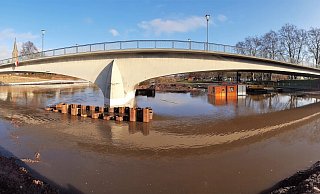 Wasser, soweit das Auge reicht: Die Baustelle an der Weserbrücke versank am Donnerstag in den Fluten. - David Schellenberg Wasser, soweit das Auge reicht: Die Baustelle an der Weserbrücke versank am Donnerstag in den Fluten. - David Schellenberg