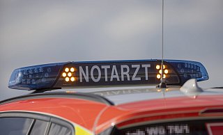 Der 16-Jährige wurde am Unfallort erstversorgt und dann in ein Krankenhaus gebracht. - picture alliance / HMB Media/ Heiko Becker Der 16-Jährige wurde am Unfallort erstversorgt und dann in ein Krankenhaus gebracht. - picture alliance / HMB Media/ Heiko Becker