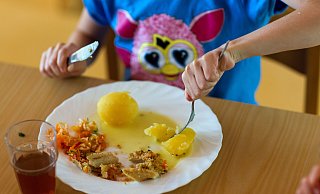 In den meisten Kitas der Stadt Paderborn wird vor Ort gekocht. Nur selten kommen Caterer zum Einsatz. - picture alliance / Jens Büttner/dpa-Zentralbild/dpa In den meisten Kitas der Stadt Paderborn wird vor Ort gekocht. Nur selten kommen Caterer zum Einsatz. - picture alliance / Jens Büttner/dpa-Zentralbild/dpa