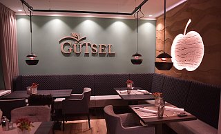 Bei der Dekoration wurde auch im "Gütsel" der Apfel in Form von Lampen, Beleuchtung und Wandverzierung immer wieder aufgegriffen. - Jens Dünhölter Bei der Dekoration wurde auch im "Gütsel" der Apfel in Form von Lampen, Beleuchtung und Wandverzierung immer wieder aufgegriffen. - Jens Dünhölter