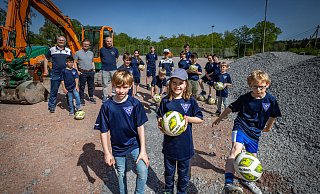 Halbzeit auf der Baustelle: Elias (7), Sophia (8), Elias (7, v.l.) und auch die anderen Mitglieder vom TuS Hoberge freuen sich, dass die alte Asche weg ist und sie auf ihrem Platz bald auf Kunstrasen kicken können. - Sarah Jonek Fotografie Halbzeit auf der Baustelle: Elias (7), Sophia (8), Elias (7, v.l.) und auch die anderen Mitglieder vom TuS Hoberge freuen sich, dass die alte Asche weg ist und sie auf ihrem Platz bald auf Kunstrasen kicken können. - Sarah Jonek Fotografie
