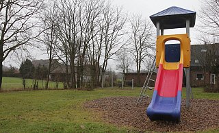 Der Spielplatz Rüwenhorst in Pödinghausen steht ebenfalls auf dem Prüfstand. Allerdings soll hier bald in unmittelbarer Nähe ein neues Wohngebiet entstehen. Vermutlich werden dort dann auch junge Familien hinziehen. - Linda Schnepel Der Spielplatz Rüwenhorst in Pödinghausen steht ebenfalls auf dem Prüfstand. Allerdings soll hier bald in unmittelbarer Nähe ein neues Wohngebiet entstehen. Vermutlich werden dort dann auch junge Familien hinziehen. - Linda Schnepel