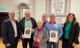 Bürgermeister Christian Carl (l.) und Familien-, Jugend-, Sport- und Kulturausschussvorsitzende Sabine Willeke (r.) gratulieren den Preisträgern und danken für das herausragende Engagement. - Stadt Bad Wünnenberg Bürgermeister Christian Carl (l.) und Familien-, Jugend-, Sport- und Kulturausschussvorsitzende Sabine Willeke (r.) gratulieren den Preisträgern und danken für das herausragende Engagement. - Stadt Bad Wünnenberg