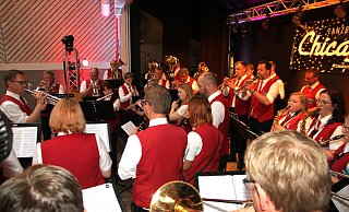 Auf einen unterhaltsamen Abends stimmten die Musikerinnen und Musiker des Musikvereins ihre Gäste klangvoll ein. Klar, dass sie auch der Aufforderung nach einer Zugabe nachkamen. - Johannes Büttner Auf einen unterhaltsamen Abends stimmten die Musikerinnen und Musiker des Musikvereins ihre Gäste klangvoll ein. Klar, dass sie auch der Aufforderung nach einer Zugabe nachkamen. - Johannes Büttner