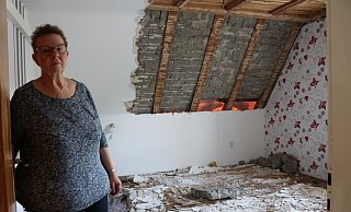 Angelika Weidlich in ihrem nicht zu nutzendem Schlafzimmer, in dem vor fünf Monaten auch noch die Decke herunter gekommen ist. - Holger Kosbab Angelika Weidlich in ihrem nicht zu nutzendem Schlafzimmer, in dem vor fünf Monaten auch noch die Decke herunter gekommen ist. - Holger Kosbab