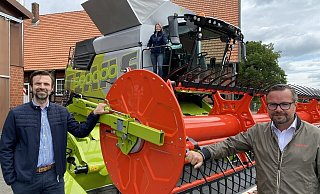 Tomislav Novoselac (Archivar und Firmenhistoriker), Franziska Henke (auf dem Claas-Mähdrescher; Marketing Sales Expert) und Matthias Mumme (Leiter Fachpresse) präsentieren ein Sondermodell. - Burkhard Hoeltzenbein Tomislav Novoselac (Archivar und Firmenhistoriker), Franziska Henke (auf dem Claas-Mähdrescher; Marketing Sales Expert) und Matthias Mumme (Leiter Fachpresse) präsentieren ein Sondermodell. - Burkhard Hoeltzenbein