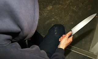 Vor dem Café wird der Steinheimer durch Stiche schwer verletzt. - Katie Collins / picture alliance / empics (Themenbild) Vor dem Café wird der Steinheimer durch Stiche schwer verletzt. - Katie Collins / picture alliance / empics (Themenbild)