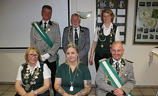 Der neue Thron: Adjutant Oberst Maurice Quentmeier (stehend von links), Mike O’Connor, Karin Lang, Bierkaiserin (sitzend von links) Else Herrmann, Königin Aimee Christin Perry und Schützenkönig Christian Zimmerningkat. - Eric Pielsticker Der neue Thron: Adjutant Oberst Maurice Quentmeier (stehend von links), Mike O’Connor, Karin Lang, Bierkaiserin (sitzend von links) Else Herrmann, Königin Aimee Christin Perry und Schützenkönig Christian Zimmerningkat. - Eric Pielsticker