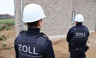 Zollbeamte der Finanzkontrolle Schwarzarbeit Herford überprüfen eine Baustelle in einem Neubaugebiet/Foto: Hauptzollamt Bielefeld - Hauptzollamt Bielefeld Zollbeamte der Finanzkontrolle Schwarzarbeit Herford überprüfen eine Baustelle in einem Neubaugebiet/Foto: Hauptzollamt Bielefeld - Hauptzollamt Bielefeld