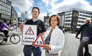 Für Fußgänger ist es am neuen Radweg auf dem Jahnplatz zu gefährlich, meinen Jasmin Wahl-Schwentker und Nicolas J. Strahlke. Würden zusätzliche Schilder für mehr Sicherheit sorgen? - Barbara Franke Für Fußgänger ist es am neuen Radweg auf dem Jahnplatz zu gefährlich, meinen Jasmin Wahl-Schwentker und Nicolas J. Strahlke. Würden zusätzliche Schilder für mehr Sicherheit sorgen? - Barbara Franke