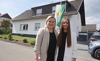 Die Fahne vor dem Königshaus ist gehisst: Schützenkönigin Luisa Wiechers und ihre Prinzessin Kerstin Milchberger freuen sich auf das bevorstehende Schützenfest. - Michaela Weiße Die Fahne vor dem Königshaus ist gehisst: Schützenkönigin Luisa Wiechers und ihre Prinzessin Kerstin Milchberger freuen sich auf das bevorstehende Schützenfest. - Michaela Weiße
