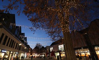 Licht an Weihnachten an oder aus? Die Frage spaltet sicherlich die Gesellschaft. - Simone Flörke Licht an Weihnachten an oder aus? Die Frage spaltet sicherlich die Gesellschaft. - Simone Flörke