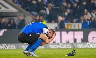 Zum Haare raufen: Arminia-Kapitän Fabian Klos kann das torlose Unentschieden gegen den VfB Lübeck nicht fassen. - Andreas Zobe Zum Haare raufen: Arminia-Kapitän Fabian Klos kann das torlose Unentschieden gegen den VfB Lübeck nicht fassen. - Andreas Zobe