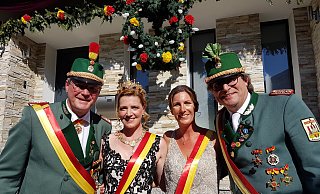 Schützenkönigin Stefanie Nötges (2. v. l.) und Zeremonienmeisterin Silke Wasmuth freuen sich gemeinsam mit Peter Disselnmeyer (l.), Hauptmann der Zapfenstreich-Kompanie (Heide), und Zeremonienmeister Oliver Seibt über einen gelungen Auftakt des Festwochenendes. - Birger Berbüsse Schützenkönigin Stefanie Nötges (2. v. l.) und Zeremonienmeisterin Silke Wasmuth freuen sich gemeinsam mit Peter Disselnmeyer (l.), Hauptmann der Zapfenstreich-Kompanie (Heide), und Zeremonienmeister Oliver Seibt über einen gelungen Auftakt des Festwochenendes. - Birger Berbüsse