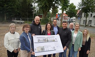 Ortsvorsteherin Birgit Rebbe-Schulte (v.l.), Bürgermeisterin Ute Dülfer, Investor Markus Schulte, Regina Kaiser (DRK), Manuel Bröker (Bauamt), Investor Christian Lötfering, Architekt Magnus Wille, Kitaleitung Damaris Lade und Katja Rappelt (Stadt Lichtenau) zeigen die Bauskizzen für die neue Kita. - Felix Schwien Ortsvorsteherin Birgit Rebbe-Schulte (v.l.), Bürgermeisterin Ute Dülfer, Investor Markus Schulte, Regina Kaiser (DRK), Manuel Bröker (Bauamt), Investor Christian Lötfering, Architekt Magnus Wille, Kitaleitung Damaris Lade und Katja Rappelt (Stadt Lichtenau) zeigen die Bauskizzen für die neue Kita. - Felix Schwien