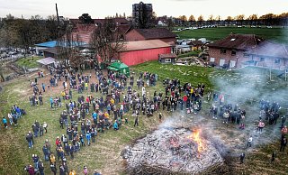 Die Zahl der Osterfeuer hat nach Corona abgenommen. Die Osterfeuer, die es noch gibt, wie hier das große Feuer in Spradow, waren aber auch in diesem Jahr wieder sehr gut besucht. - Gerald Dunkel Die Zahl der Osterfeuer hat nach Corona abgenommen. Die Osterfeuer, die es noch gibt, wie hier das große Feuer in Spradow, waren aber auch in diesem Jahr wieder sehr gut besucht. - Gerald Dunkel