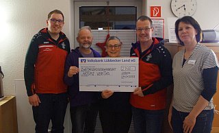 Bei der Scheckübergabe im Hospiz veritas: Torben Dümke (v. l.), Christian Freitag, Elke Musiol, Sven Schlingheide und Inga Weiß freuen sich über die hohe Summe, die zusammen gekommen ist. - Torben Dümke/Red Devils Bei der Scheckübergabe im Hospiz veritas: Torben Dümke (v. l.), Christian Freitag, Elke Musiol, Sven Schlingheide und Inga Weiß freuen sich über die hohe Summe, die zusammen gekommen ist. - Torben Dümke/Red Devils