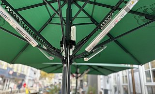 Sonnenschutz mit Heizung: Die Cafe-Bar "Die Apotheke" ist auch auf kältere Temperaturen vorbereitet. - Ralf T. Mischer Sonnenschutz mit Heizung: Die Cafe-Bar "Die Apotheke" ist auch auf kältere Temperaturen vorbereitet. - Ralf T. Mischer