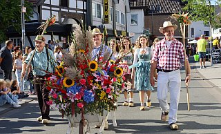 Beim Festumzug präsentieren mehr als 2.000 Teilnehmende unter anderem Trachten und Fahrzeuge. - Regina Brucksch Beim Festumzug präsentieren mehr als 2.000 Teilnehmende unter anderem Trachten und Fahrzeuge. - Regina Brucksch