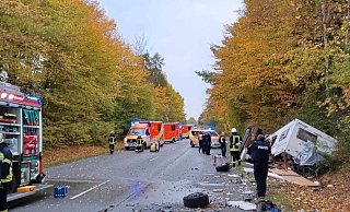 Auf der Landesstraße war ein Trümmerfeld zu sehen. - FFW Willebadessen Auf der Landesstraße war ein Trümmerfeld zu sehen. - FFW Willebadessen