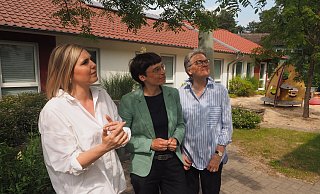 Maria Köhn (v. l.) und Elke Schmidt-Sawatzki (ganz r.) führen Ministerin Josefine Paul über das Gelände der Espelkamper Fraueneinrichtung. - Karsten Schulz Maria Köhn (v. l.) und Elke Schmidt-Sawatzki (ganz r.) führen Ministerin Josefine Paul über das Gelände der Espelkamper Fraueneinrichtung. - Karsten Schulz