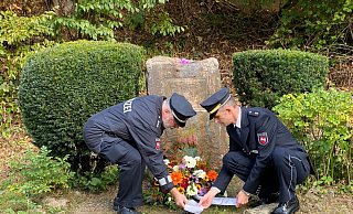 Gewerkschaftsvertreter Ralf Lorasch (links) und Oliver Busche, Leiter des Polizeikommissariats Holzminden, bei der Kranzniederlegung am Gedenkstein. - Polizei Holzminden Gewerkschaftsvertreter Ralf Lorasch (links) und Oliver Busche, Leiter des Polizeikommissariats Holzminden, bei der Kranzniederlegung am Gedenkstein. - Polizei Holzminden