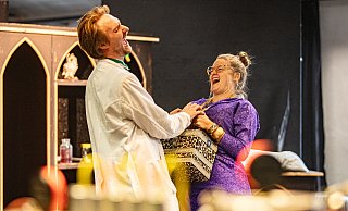 Zwei wahrhaft diabolische Figuren sind der Zauberrat Beelzebub Irrwitzer (gespielt von Simon Heinle) und seine Tante Tyrannia Vamperl (Susanne Schieffer), hier in einer Probenszene. - Mike-Dennis Müller Zwei wahrhaft diabolische Figuren sind der Zauberrat Beelzebub Irrwitzer (gespielt von Simon Heinle) und seine Tante Tyrannia Vamperl (Susanne Schieffer), hier in einer Probenszene. - Mike-Dennis Müller