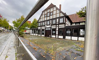 Die Geschichte der "Taxbäume" reicht bis 1777 zurück. Die Brackweder wollen auf alle Fälle verhindern, dass das derzeit leerstehende Haus dem Abrissbagger zum Opfer fällt. - Andreas Zobe Die Geschichte der "Taxbäume" reicht bis 1777 zurück. Die Brackweder wollen auf alle Fälle verhindern, dass das derzeit leerstehende Haus dem Abrissbagger zum Opfer fällt. - Andreas Zobe