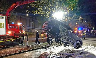 Das Fahrzeug wurde mit einem Feuerwehrkran von der Hauswand weggehoben, damit das Gebäude nicht länger in Gefahr war. - Felix Boche Das Fahrzeug wurde mit einem Feuerwehrkran von der Hauswand weggehoben, damit das Gebäude nicht länger in Gefahr war. - Felix Boche