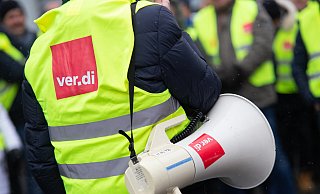 Verdi ruft Mitarbeitende des Bielefelder Verkehrsunternehmens Mobiel sowie Beschäftigte des Stadtbusses in Gütersloh (Stadtwerke Gütersloh GmbH) zum Streik auf. Das hat auch Auswirkungen auf Herford. - Symbolfoto: Niklas Tüns Verdi ruft Mitarbeitende des Bielefelder Verkehrsunternehmens Mobiel sowie Beschäftigte des Stadtbusses in Gütersloh (Stadtwerke Gütersloh GmbH) zum Streik auf. Das hat auch Auswirkungen auf Herford. - Symbolfoto: Niklas Tüns