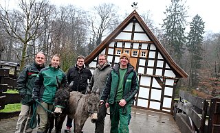 Vor dem sanierten Fachwerkhaus: Herbert Linnemann, Tierpflegerin Marie Daniel, Benjamin Ibler, Matthias Seipel und Tierpfleger Tobias Becker, v.l., mit den beiden Eseln Knut und Susi, v.l. - Barbara Franke Vor dem sanierten Fachwerkhaus: Herbert Linnemann, Tierpflegerin Marie Daniel, Benjamin Ibler, Matthias Seipel und Tierpfleger Tobias Becker, v.l., mit den beiden Eseln Knut und Susi, v.l. - Barbara Franke