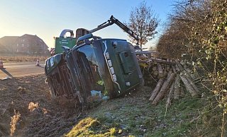 Der Lkw ist heute Morgen etwa gegen 8 Uhr von der Landstraße abgekommen - bislang aus noch ungeklärter Ursache. MT-Foto: - Sebastian Radermacher Der Lkw ist heute Morgen etwa gegen 8 Uhr von der Landstraße abgekommen - bislang aus noch ungeklärter Ursache. MT-Foto: - Sebastian Radermacher